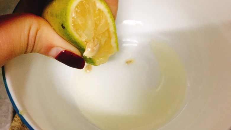 网红柠檬虾 酸甜与鲜甜的碰撞,取一干净小碗，将一整个柠檬挤完。
(籽要捞去，有柠檬榨汁器可以借助榨汁器哦~)