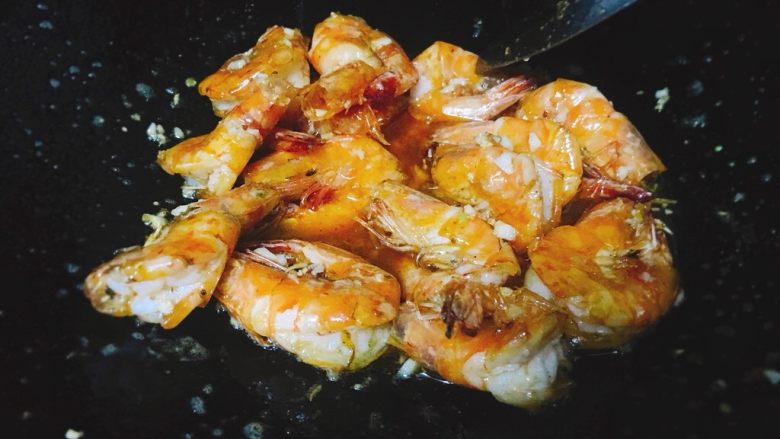 网红柠檬虾 酸甜与鲜甜的碰撞,快速倒入预先调好的柠檬汁，关火，翻炒均匀。余温会将酱料挂在虾上。