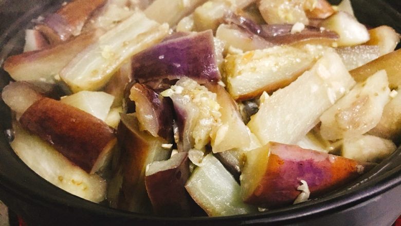 塔吉锅蚝油茄子煲 快手美味下饭菜,10分钟后，开盖，再搅拌一下。