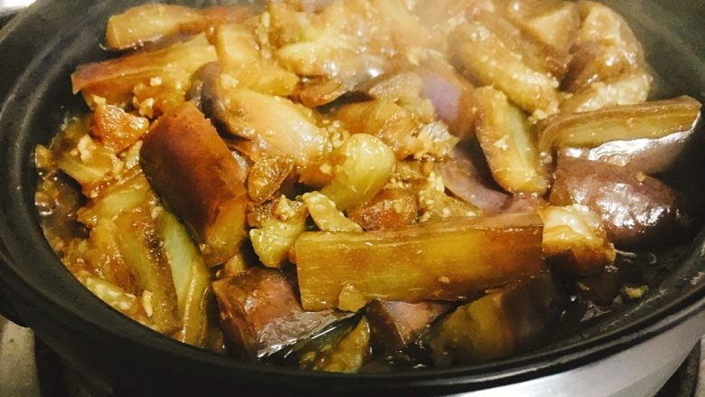 塔吉锅蚝油茄子煲 快手美味下饭菜,搅拌均匀，稍微煮多1-2分钟入味收汁。