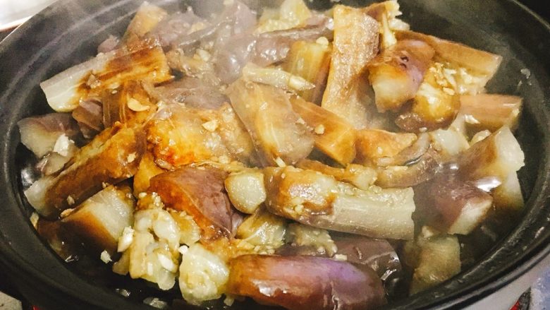 塔吉锅蚝油茄子煲 快手美味下饭菜,5分钟后，开盖，加入调和好的蚝油老抽。