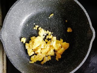 杂蔬鳕鱼肠炒饼丝,鸡蛋打散入锅炒熟炒散盛出备用