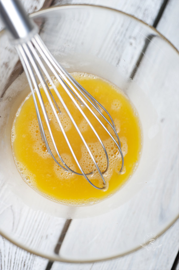 卡仕达布丁,制作布丁液： 将蛋液和盐倒入盆中，搅拌均匀，蛋液不要打发