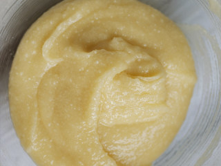 卡仕达布丁,加入过筛过的杏仁粉和低粉，搅拌均匀