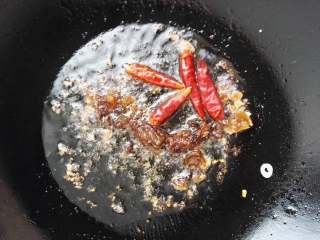 干煸菜花,八宝酱略炒一下，下入干辣椒炒香。