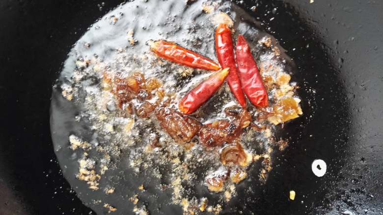 干煸菜花,八宝酱略炒一下，下入干辣椒炒香。