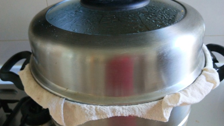 玫瑰豆沙黄面炸糕,盖上盖上蒸5分钟，打开在铺上一层黄面，在蒸5分钟，在铺上一层，不能一次性放入，要分成4次放入。