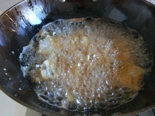 玫瑰豆沙黄面炸糕,热油下锅炸制两面金黄即可。