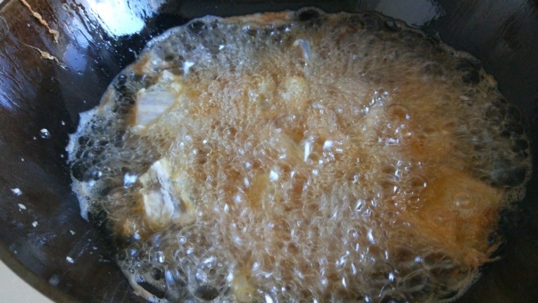 玫瑰豆沙黄面炸糕,热油下锅炸制两面金黄即可。