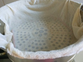 玫瑰豆沙黄面炸糕,要用大一点的蒸锅，铺上屉布，布上超过锅中。