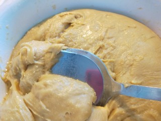 玫瑰豆沙黄面炸糕,蒸好的黄面很黏很烫，稍微放一下，在沾冷水合均匀。