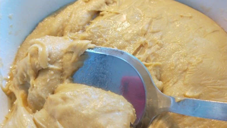 玫瑰豆沙黄面炸糕,蒸好的黄面很黏很烫，稍微放一下，在沾冷水合均匀。
