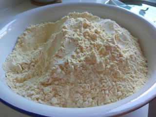 玫瑰豆沙黄面炸糕,黄米面放入盆中。