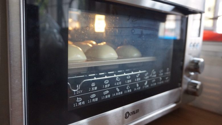 Q版椰蓉奶油面包,放入已经预热到上火160度，下火170度东菱K40C烤箱中下层，烘烤15分钟左右
