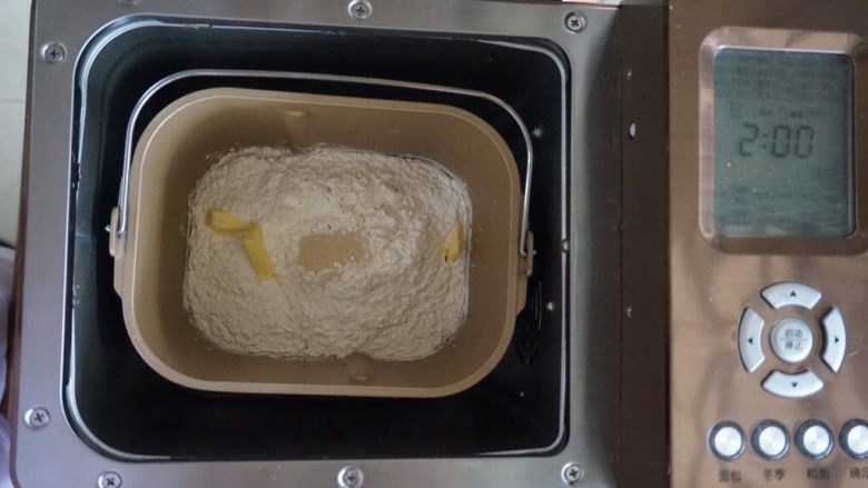 Q版椰蓉奶油面包,倒入面粉，在面粉顶端加入酵母，面包桶放入到东菱1352AE-3C面包机里