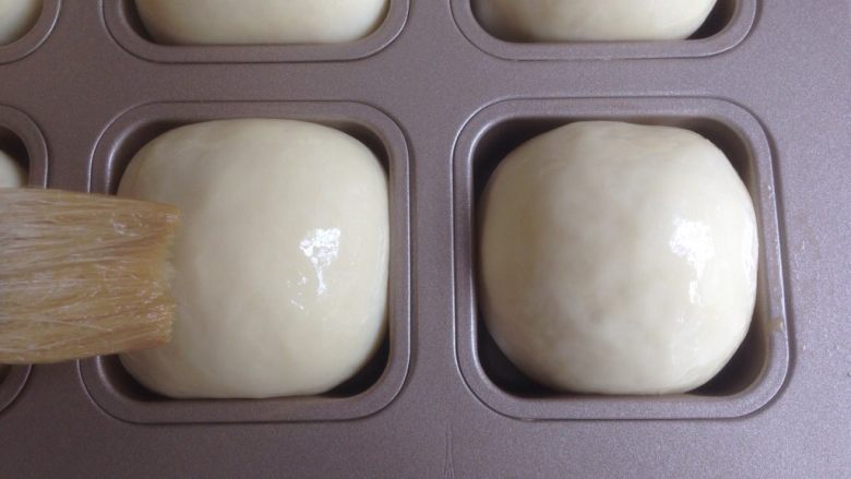 Q版椰蓉奶油面包,在面包坯表面刷上蛋液