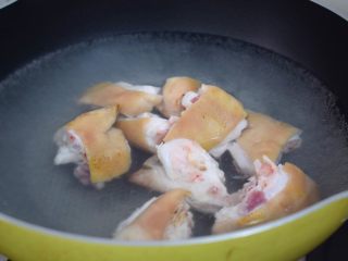 黄梅酱焖猪蹄,冷水下锅放入猪蹄，大火烧开捞出浮沫