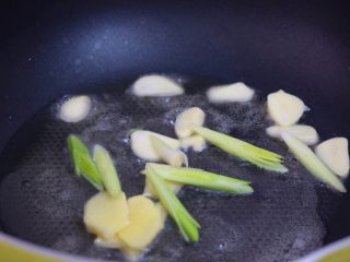 黄梅酱焖猪蹄,锅中倒入适量的食用油，放入葱姜蒜爆香