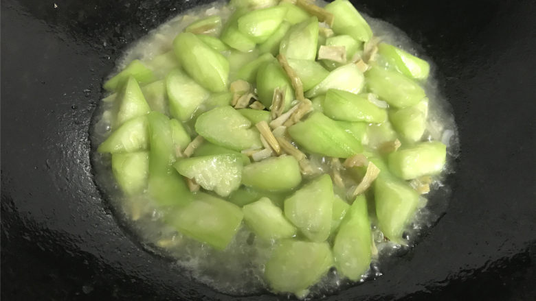 鲜贝扁尖笋丝瓜,加少许的水煮开。
