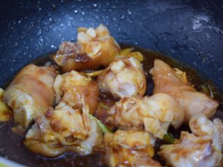 黄梅酱焖猪蹄,翻炒均匀