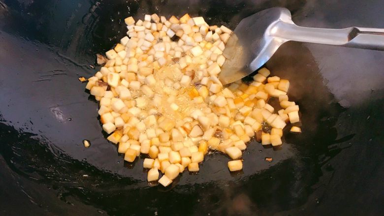 香辣杏鲍菇丁,中小火煎炸至表面微焦沥干油暂出锅。