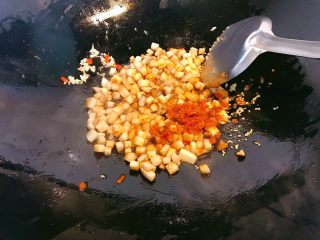 香辣杏鲍菇丁,按口味调入盐、酱油、1汤匙辣椒酱，炒匀。