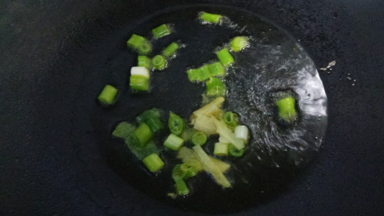 家常~~炒土豆丝,锅里热油，把葱姜爆香。
