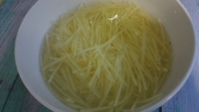 家常~~炒土豆丝,然后把土豆丝放水里泡。