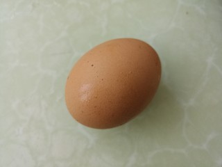 红糖煮蛋,先准备一个鸡蛋