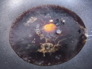 红糖煮蛋,然后水烧开，加入鸡蛋。
