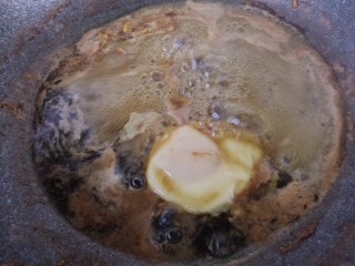 红糖煮蛋,把鸡蛋煮熟。