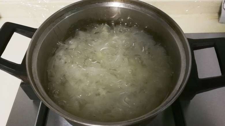 莲子百合干银耳汤,锅中放入银耳和冷水一起烧开，转小火炖至银耳出胶质