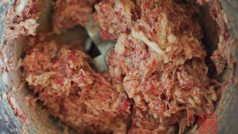 承味藤椒彩蔬手打牛肉丸,选择高速打碎，让肉和酱料充分融合在一起。
