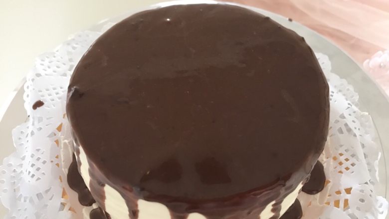 巧克力甘纳许淋面蛋糕（6寸）,然后把剩下甘纳许淋在表面，都盖住就可以了。