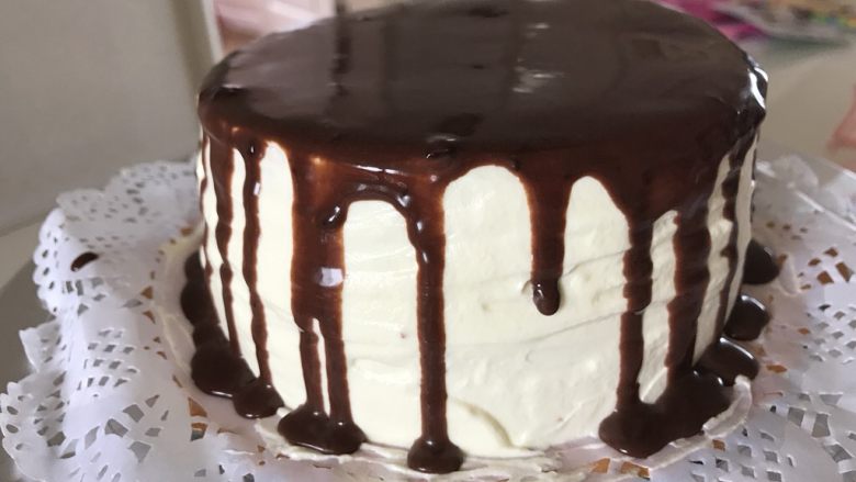 巧克力甘纳许淋面蛋糕（6寸）,拿出冷藏好的蛋糕用勺子先沿着蛋糕边缘一圈淋下来，自然滴落。