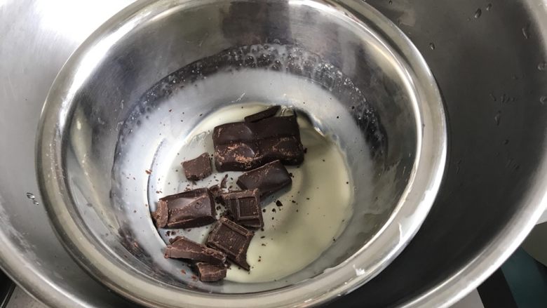 巧克力甘纳许淋面蛋糕（6寸）,黑巧克力隔热水加热至融化。