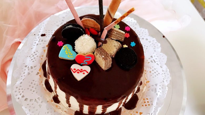 巧克力甘纳许淋面蛋糕（6寸）,最后在蛋糕表面用各种小饼干，蛋卷等装饰。