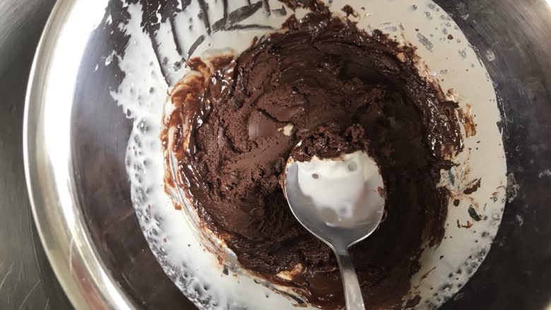 巧克力甘纳许淋面蛋糕（6寸）,加入淡奶油一起搅拌均匀。