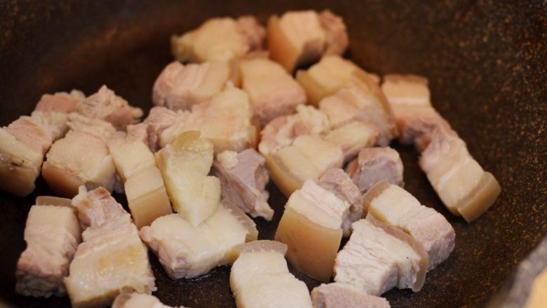 猪肉炖粉条,锅烧热，不放油，放入五花肉，小火煸炒。