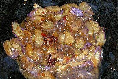 红烧茄子的家常做法,茄块炒时，放料酒、豆瓣碗里的所有调料、半杯汤或水烧沸后勾芡。然后收汁。