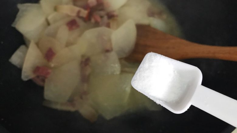 小米椒风肉炒冬瓜,两分钟后，加一丢丢细盐，由于风肉是带有咸味的，所以这里的细盐千万不要加多了