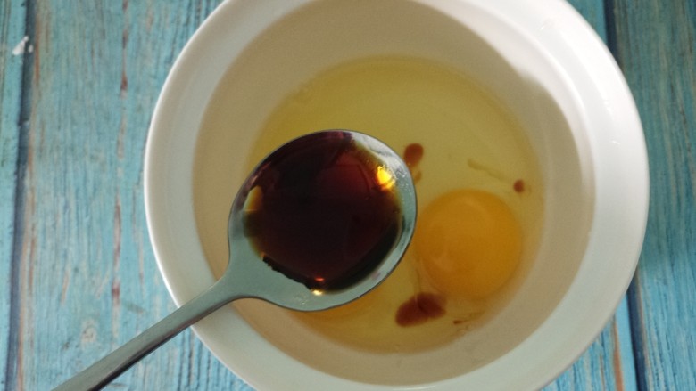 虾仁滑蛋,再把两个鸡蛋打入碗中，放一勺<a style='color:red;display:inline-block;' href='/shicai/ 788'>生抽</a>。