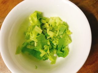 石橄榄鸡汤 润喉清肺的小滋补,芹菜洗净切末备用。