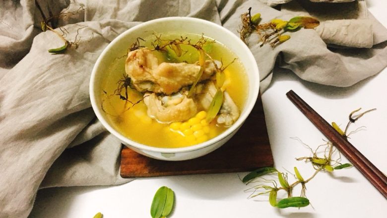 石橄榄鸡汤 润喉清肺的小滋补,喝汤时候，也可以加入一点准备好的芹菜末。