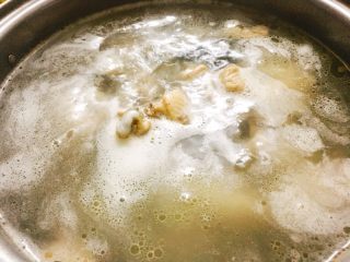 石橄榄鸡汤 润喉清肺的小滋补,上锅中火煮开，约5分钟，捞去浮沫。
