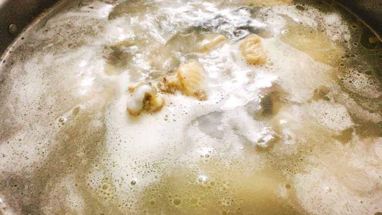 石橄榄鸡汤 润喉清肺的小滋补,上锅中火煮开，约5分钟，捞去浮沫。