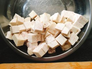 燕麦米金瓜牛奶糖水 香甜滋润,切成约1cm左右的粗粒，备用。