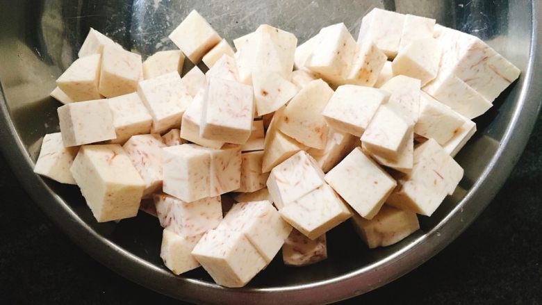 燕麦米金瓜牛奶糖水 香甜滋润,切成约1cm左右的粗粒，备用。