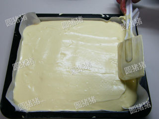 葡萄干蛋卷,将蛋糕糊用刮板抹平。由上往下摔几下，以震去大汽泡。