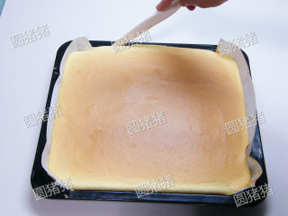 葡萄干蛋卷,轻拍蛋糕表面不粘手，有弹性即烤好了，取出用脱模刀将边沿的蛋糕划开。